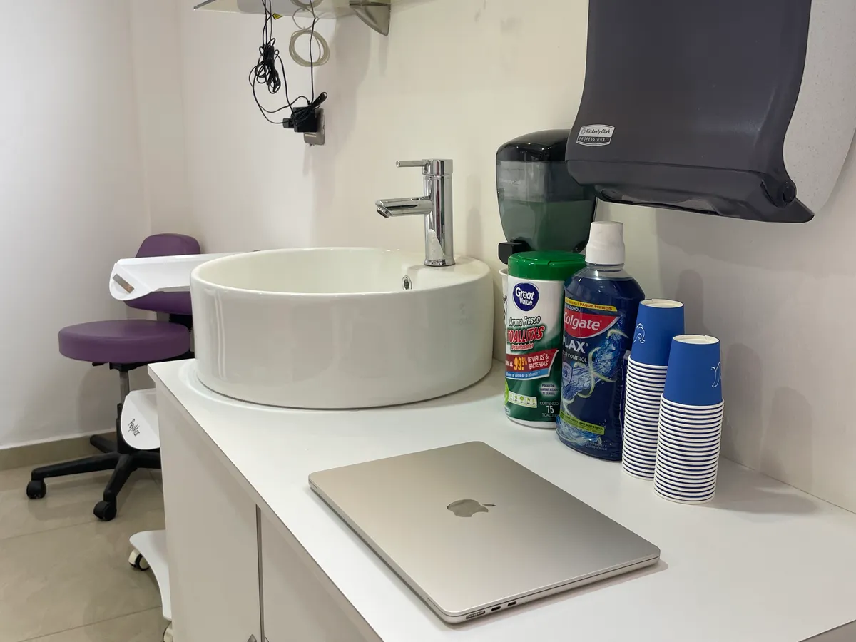 Zona de preparación con lavabo, material desechable y superficie de trabajo