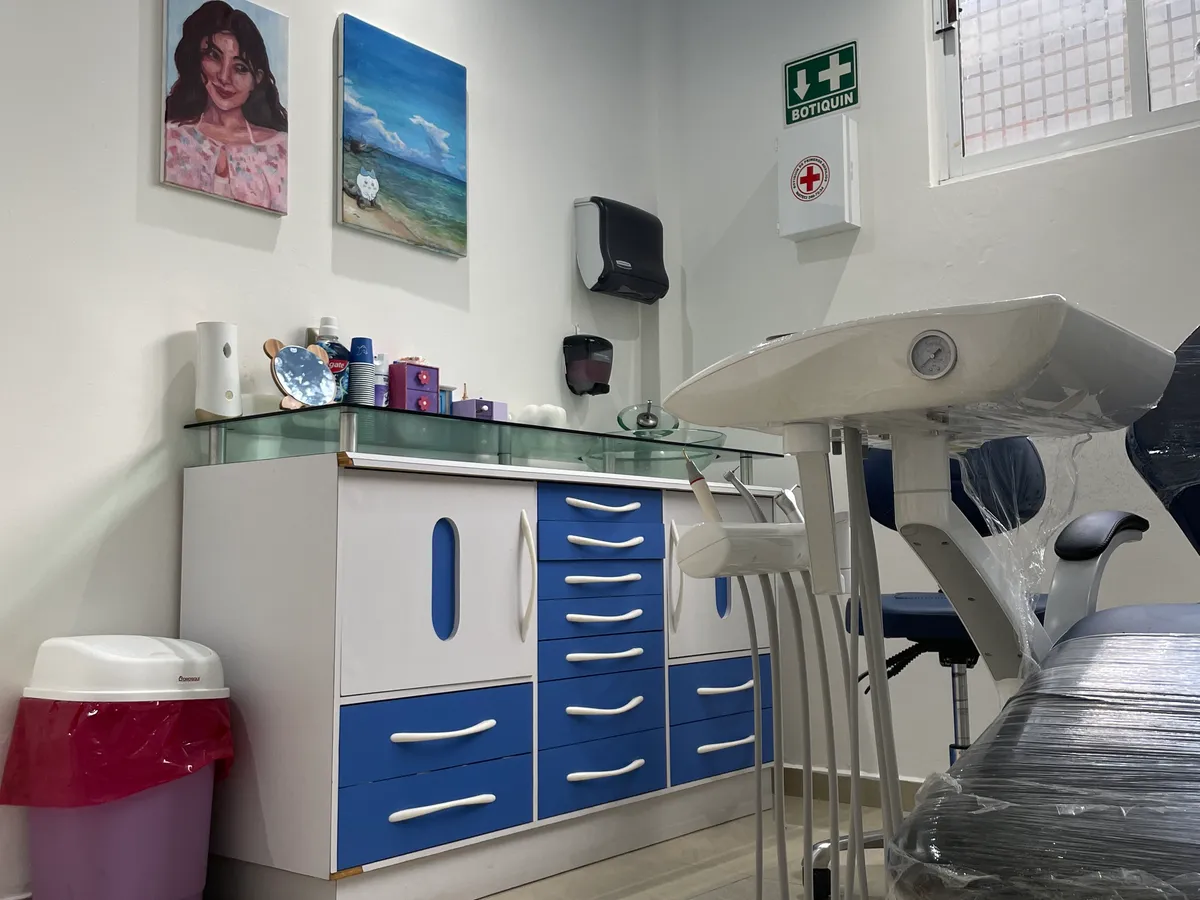 Mueble de instrumental con la unidad dental y contenedor de residuos
