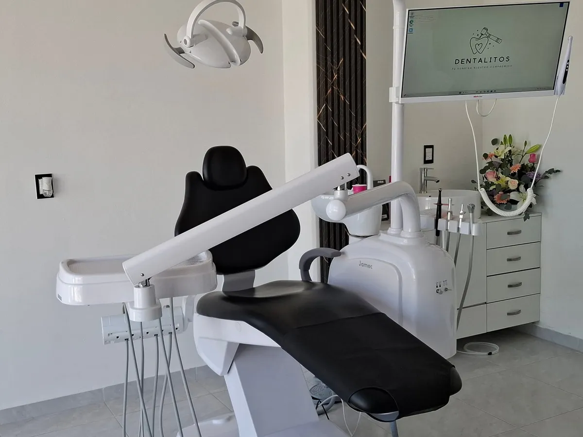 Unidad dental de Dentalitos con el mueble de instrumental al fondo
