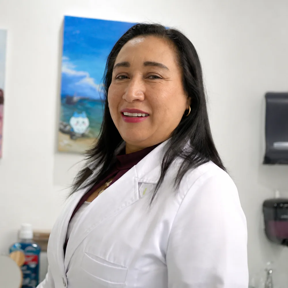 La Dra. Gloria Portillo Atempa, sonriendo en la recepción de su consultorio