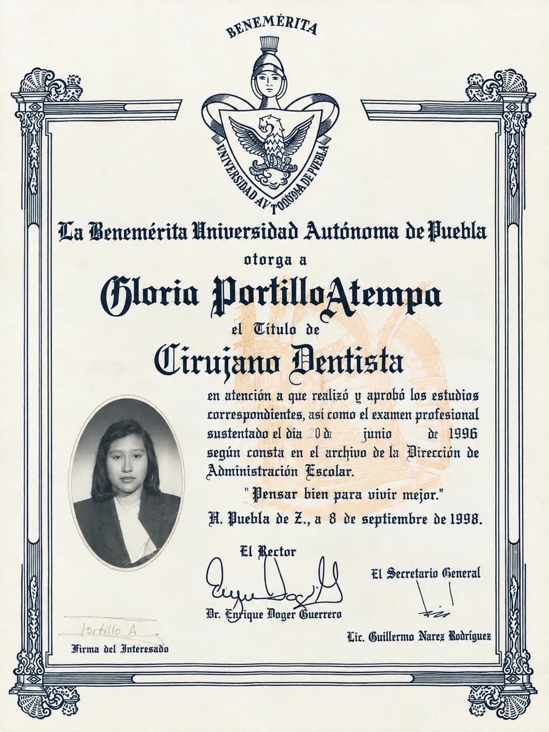 Título de Cirujano Dentista expedido por la Benemérita Universidad Autónoma de Puebla a Gloria Portillo Atempa en 1998