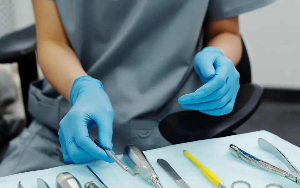Instrumental quirúrgico esterilizado, preparado sobre un campo estéril