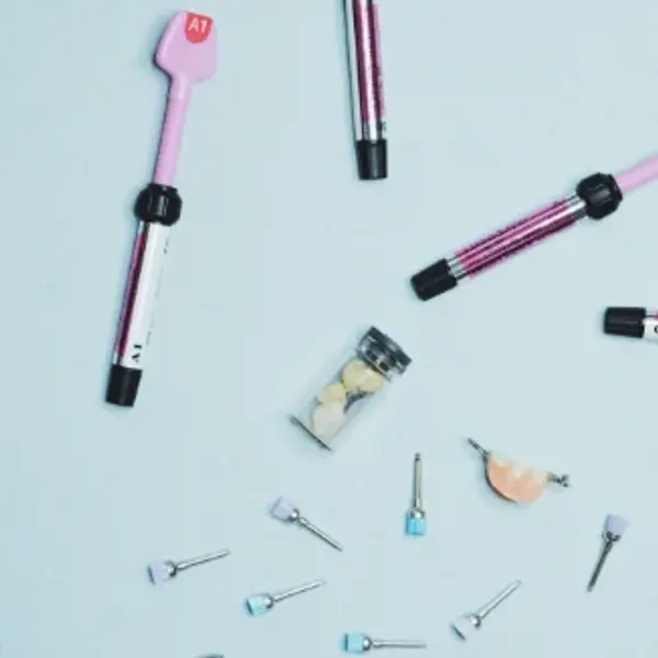 Material de restauración dental ordenado sobre una superficie