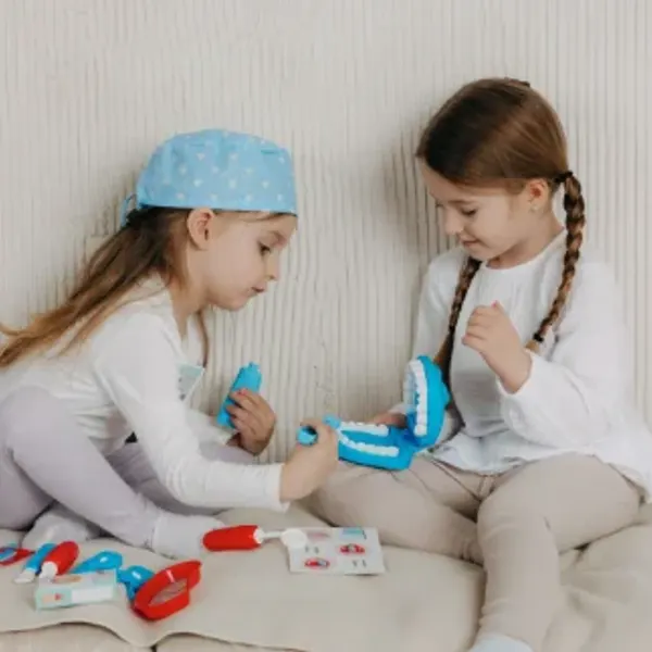 Dos niñas jugando a la consulta dental